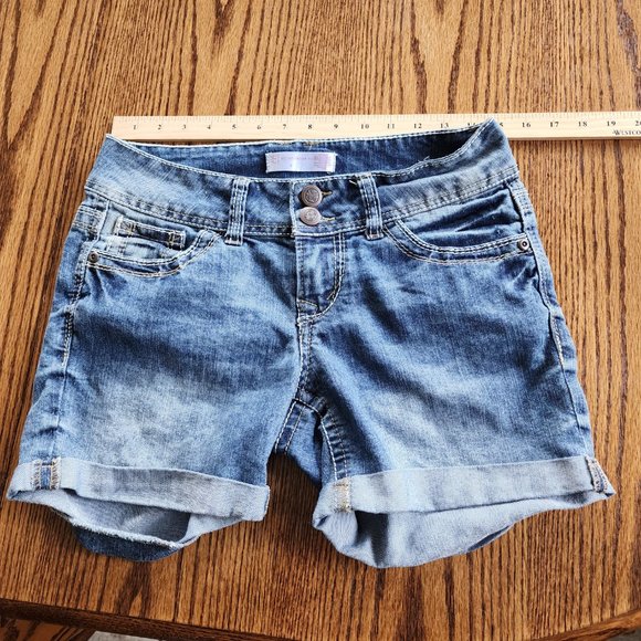 No Boundaries Cuffed Blue Jean Midi Bermuda Shorts Size 9 Low Rise - Picture 4 of 6